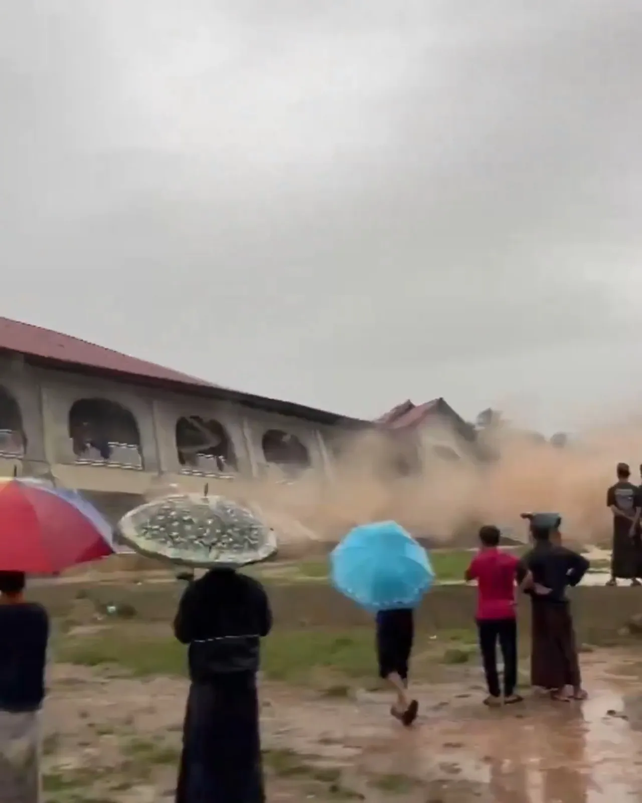 Endonezyayı heyelan vurdu! Okul yurdu nehre sürüklendi, korkunç anlar kamerada