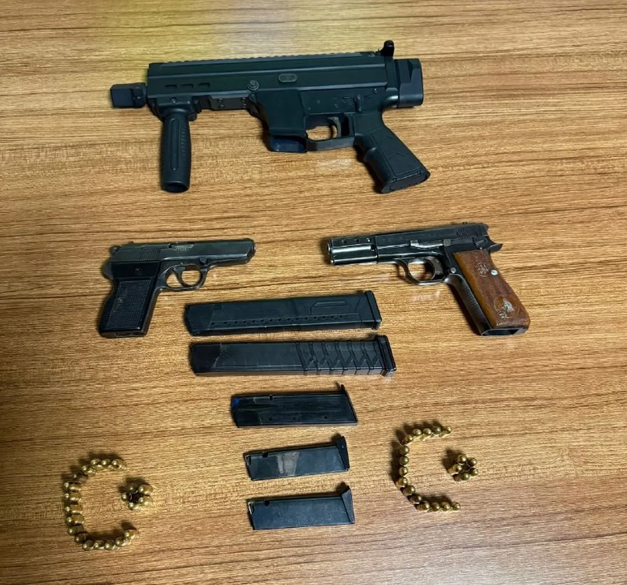 Gardıroptan 1'i otomatik 3 ruhsatsız tabanca, 5 şarjör ve 81 mermi çıktı.