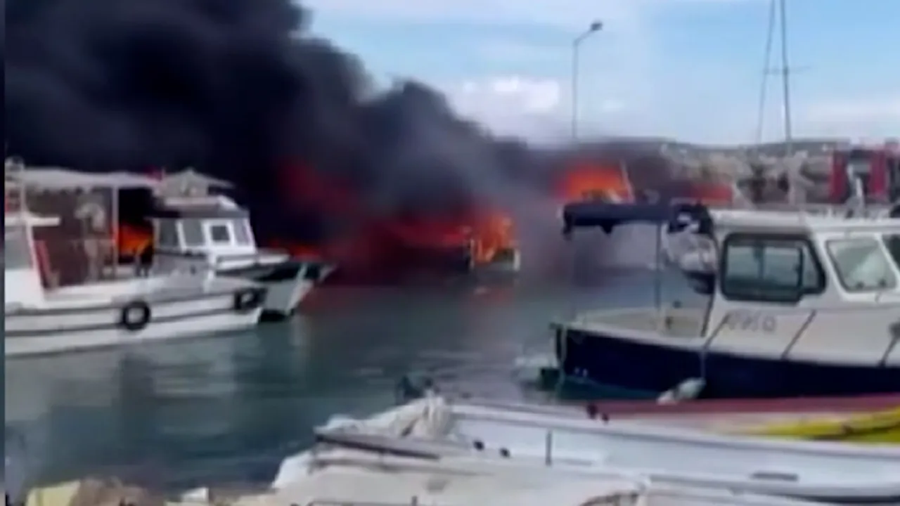 Gökyüzü dumanla kaplandı! Alevler tekneleri yuttu