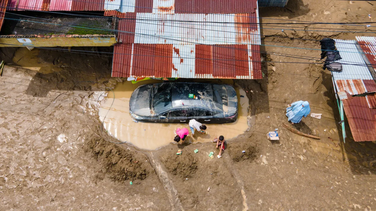 Güney Asya’yı sel vurdu! Vatandaşlar kabusu yaşıyor: Bilanço ağırlaştı