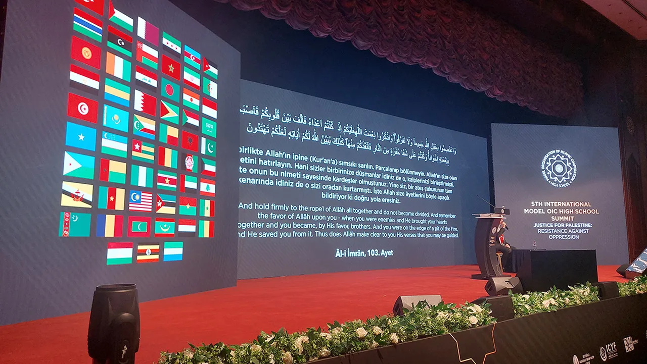 Zirve hafızlık yarışması birincisinin Kur'an-ı Kerim tilavetiyle başladı