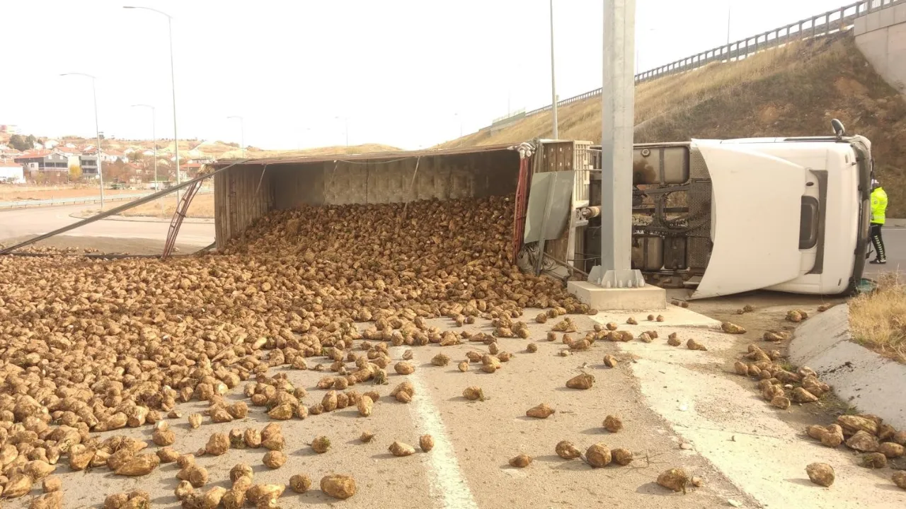 Kırşehir'de kamyon devrildi! Ortalık pancar tarlasına döndü