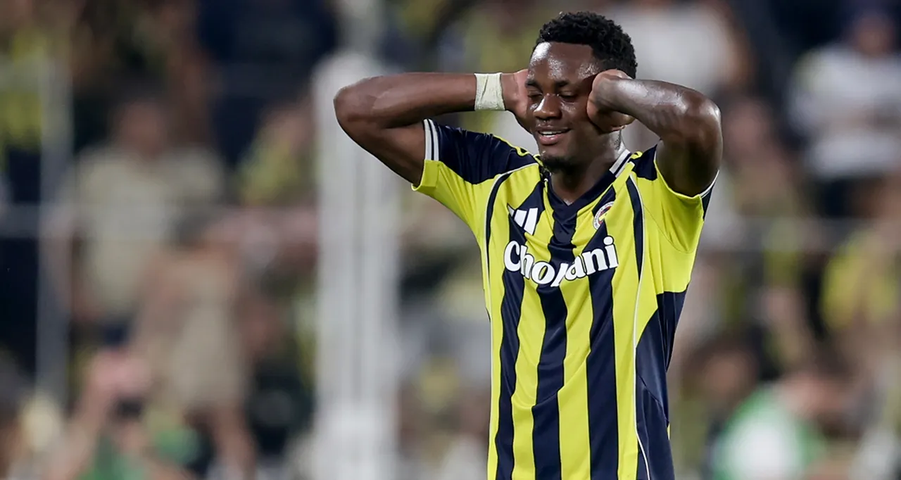 60'ıncı dakikada oyuna giren Jhon Duran, 90+1'de kırmızı kart gördü