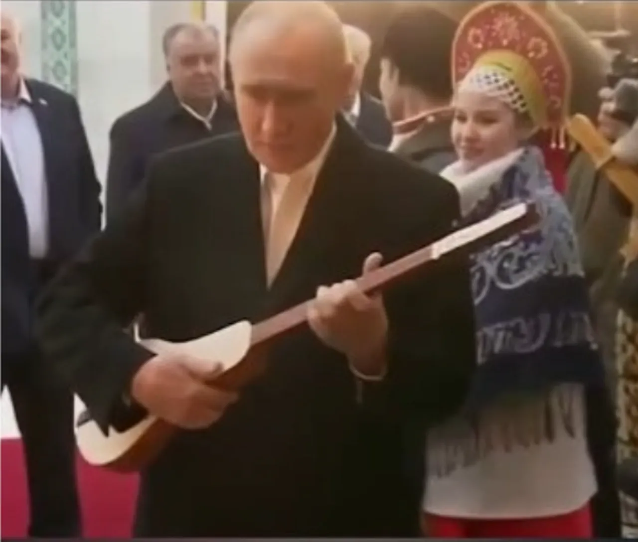 Putin Kırgızistanda kopuz çalmayı denedi! O anlar kamerada