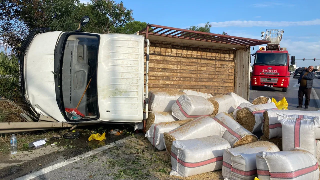 Saman yüklü kamyonet devrildi, yol trafiğe kapandı