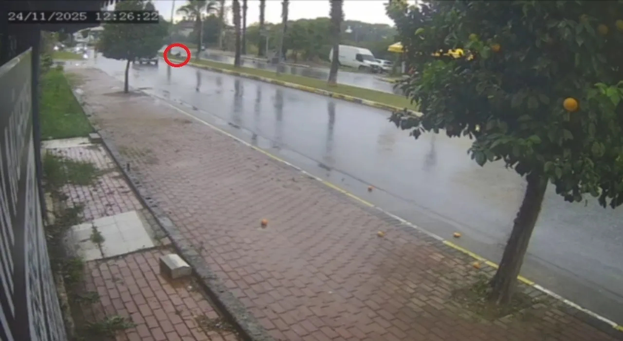 Seyir halindeki araç alev aldı, sürücü kendini böyle dışarı attı