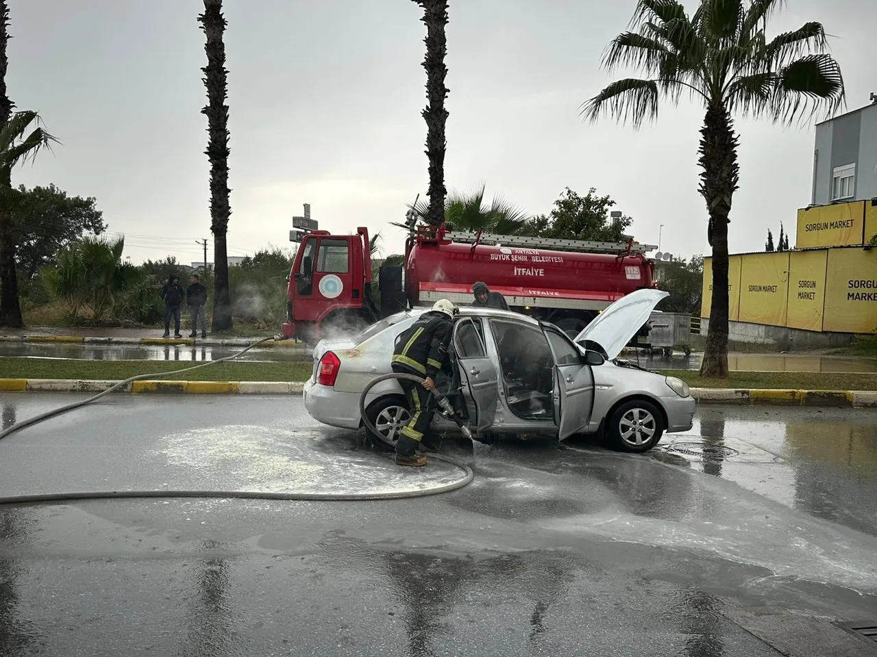 Seyir halindeki araç alev aldı, sürücü kendini böyle dışarı attı