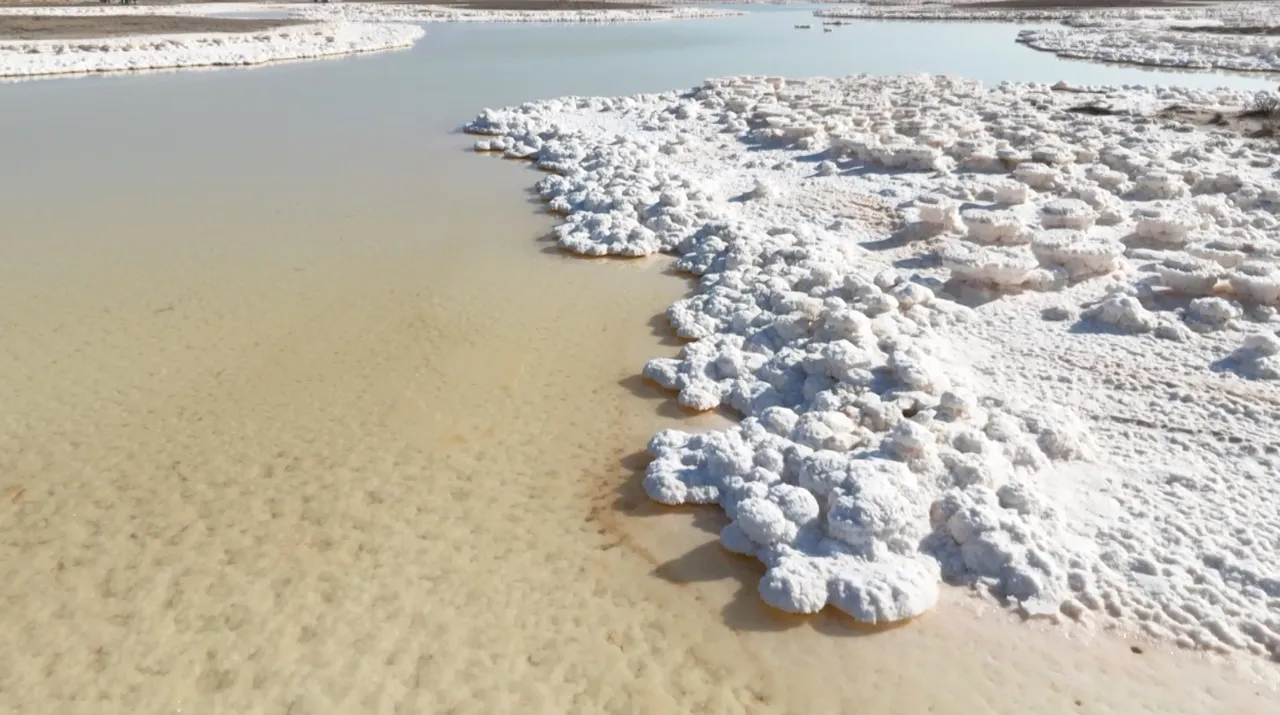 Sular çekildi, tuz kütleleri birikti