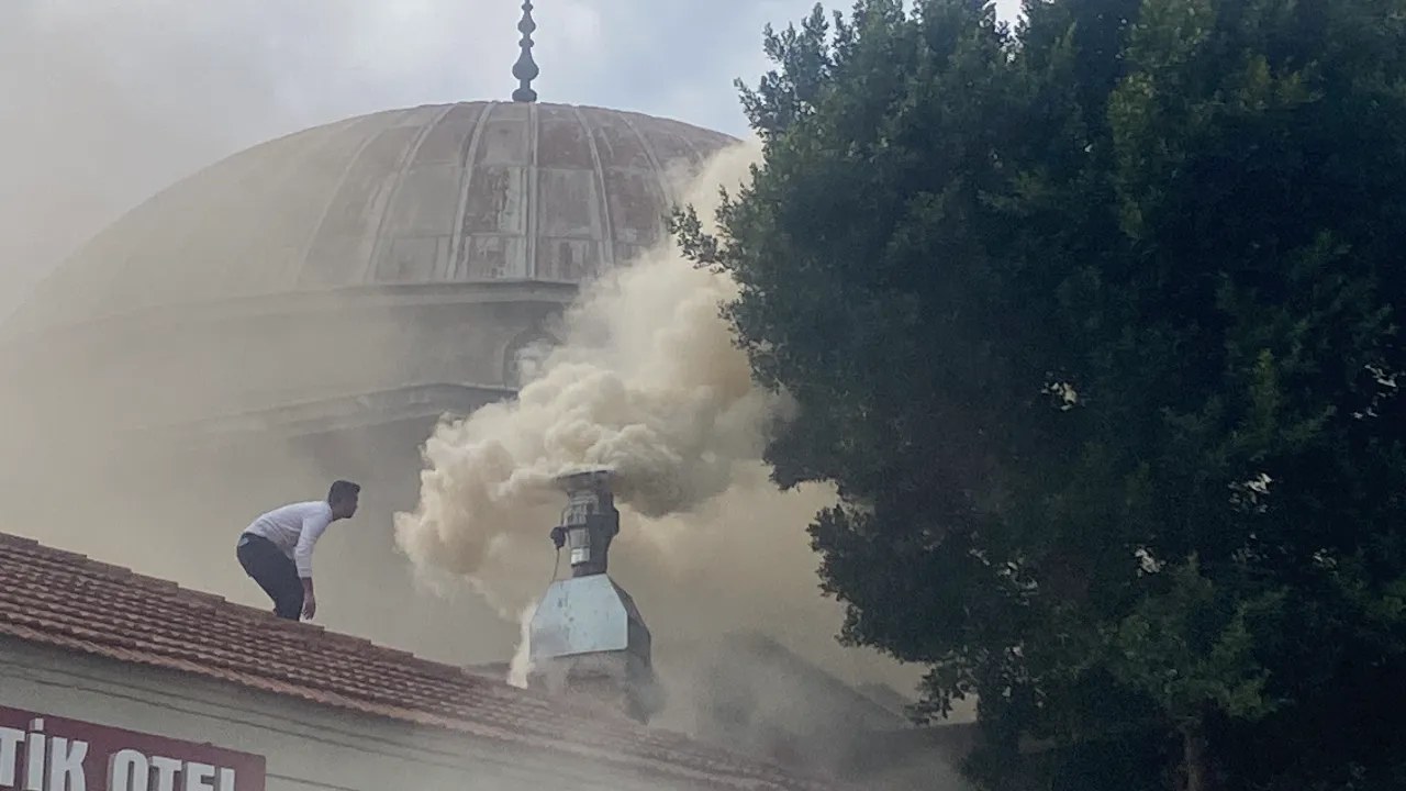 Yangın mahalleyi dumana boğdu! Cami cemaati içeri giremedi