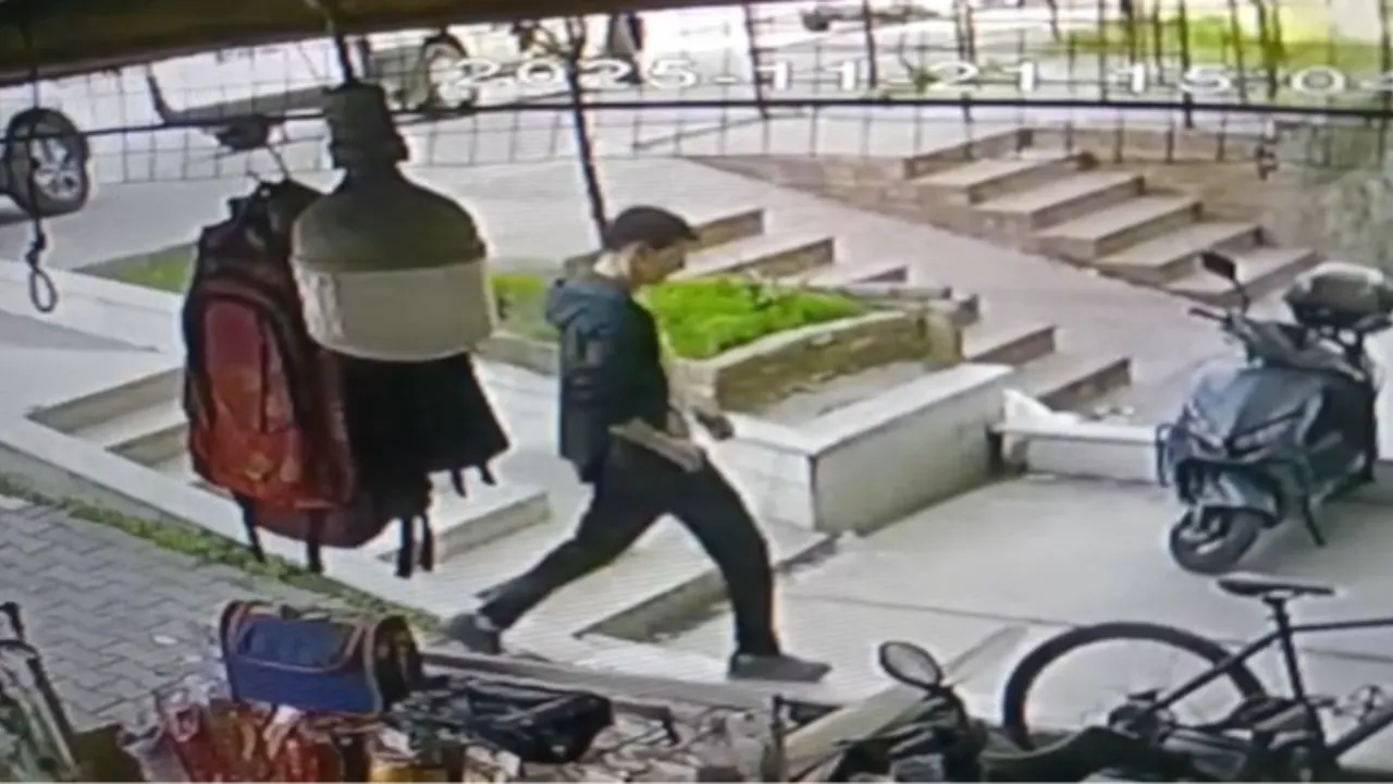 Yarım milyon liralık vurgun yaptı! Bisikletle kaçış anı kamerada