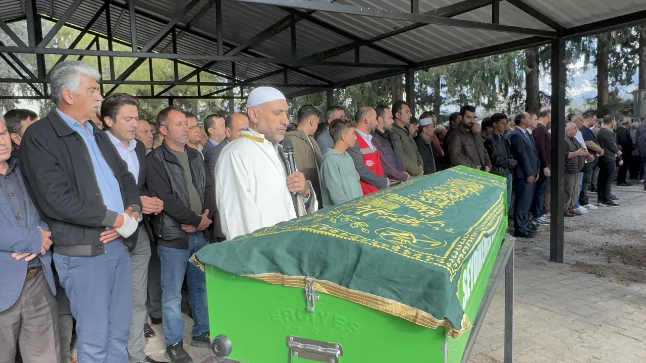 Acılı anne ve baba ayakta durmakta zorlandı