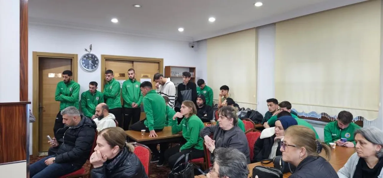 Olaylı maçta 17 futbolcuya kırmızı kart gördü