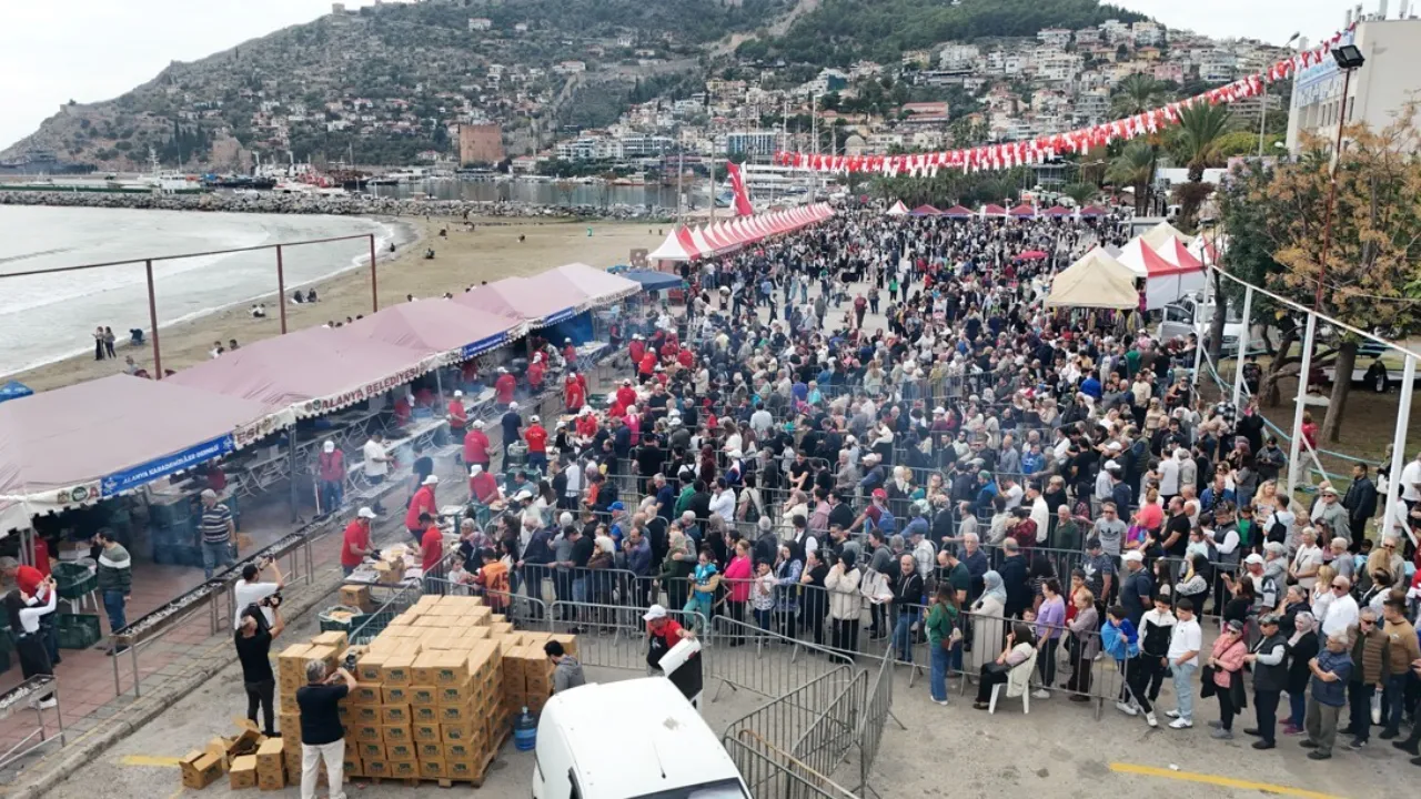 Alanya'da festival başladı! 7 ton hamsi ücretsiz dağıtılacak 