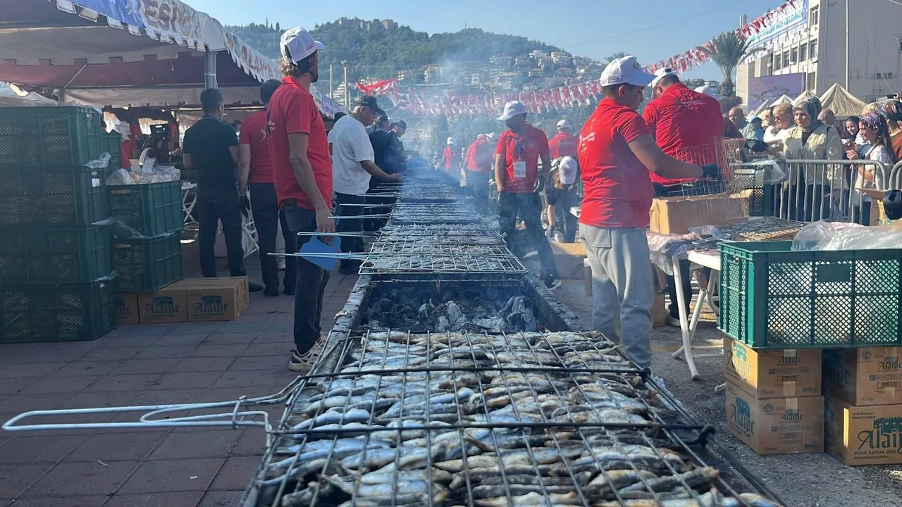 Alanyada festival başladı! 7 ton hamsi ücretsiz dağıtılacak