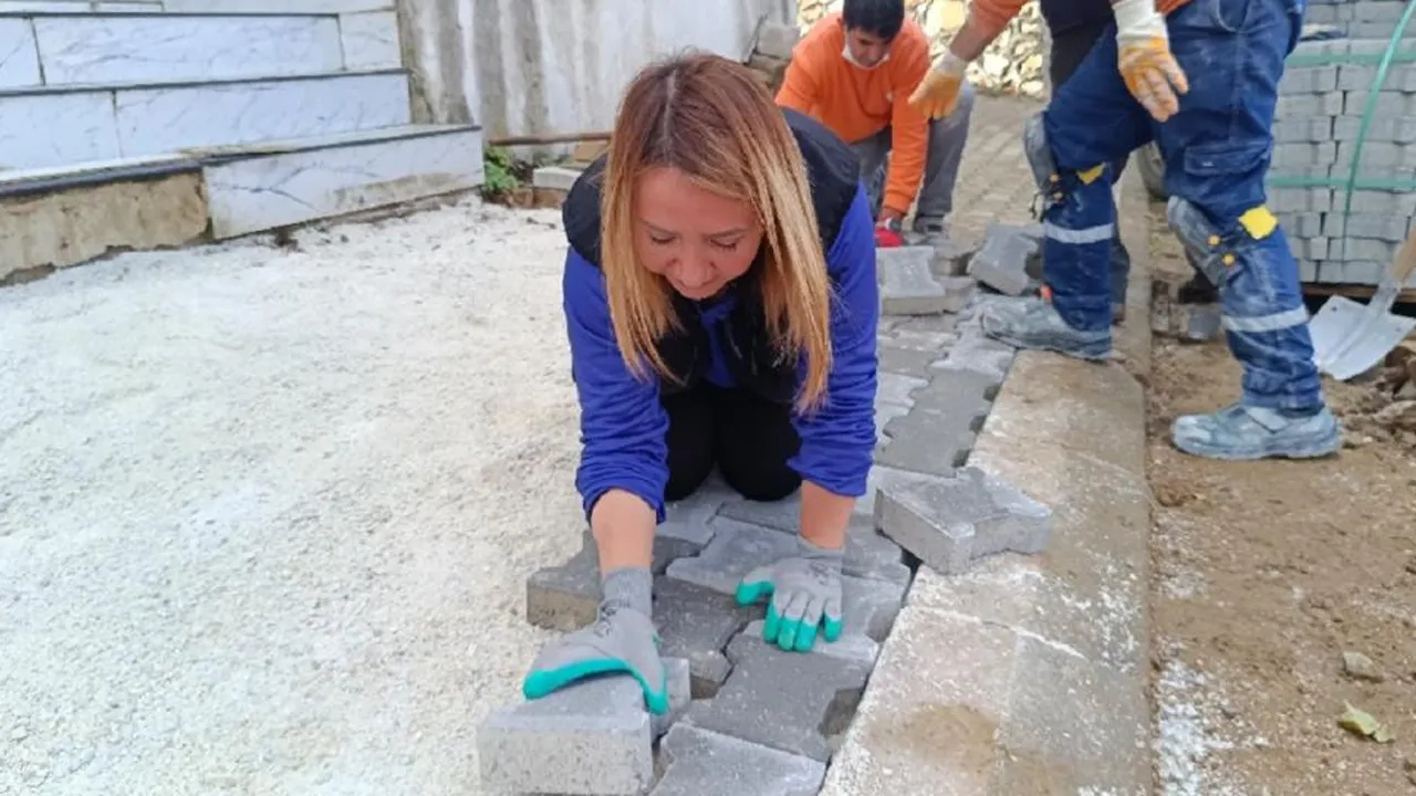 Belediye Başkanı'nın parke taşı döşemesi şaşırttı