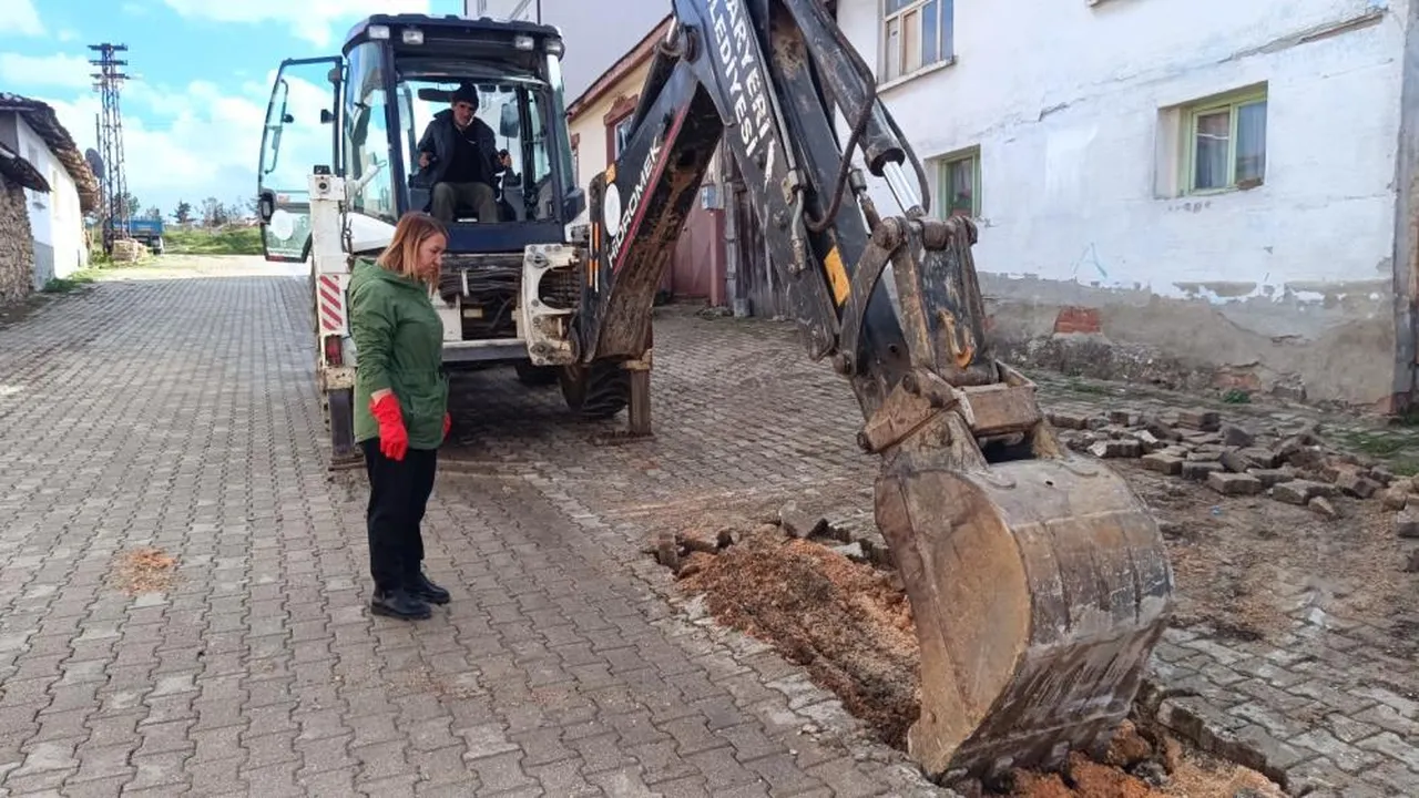 Belediye Başkanı'nın parke taşı döşemesi şaşırttı