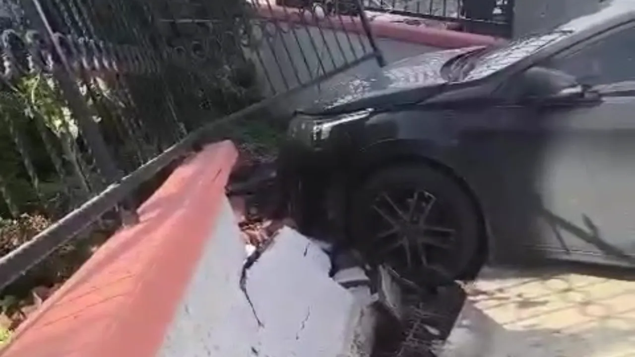 El freni çekilmeyen otomobil kontrolden çıktı! Bahçe duvarını böyle yıktı