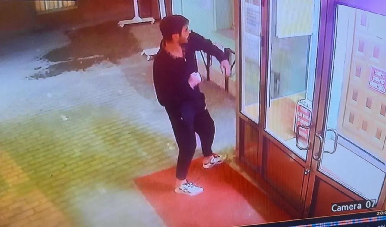 Eskişehir'de akılalmaz görüntü! Cami kapısını yumruklayan şahıs kamerada