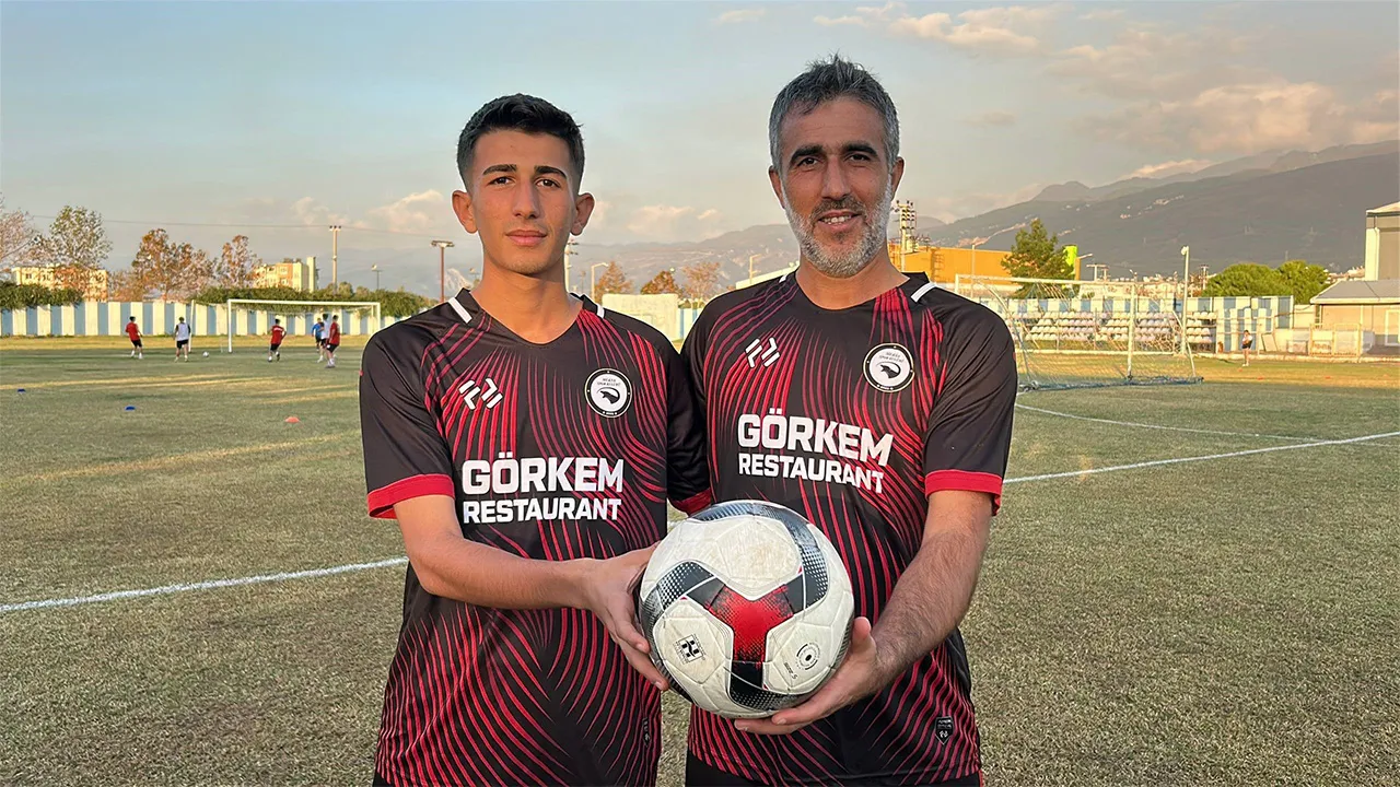 Hatay’da baba ve oğul aynı takımda futbol hayalini gerçekleştirdi