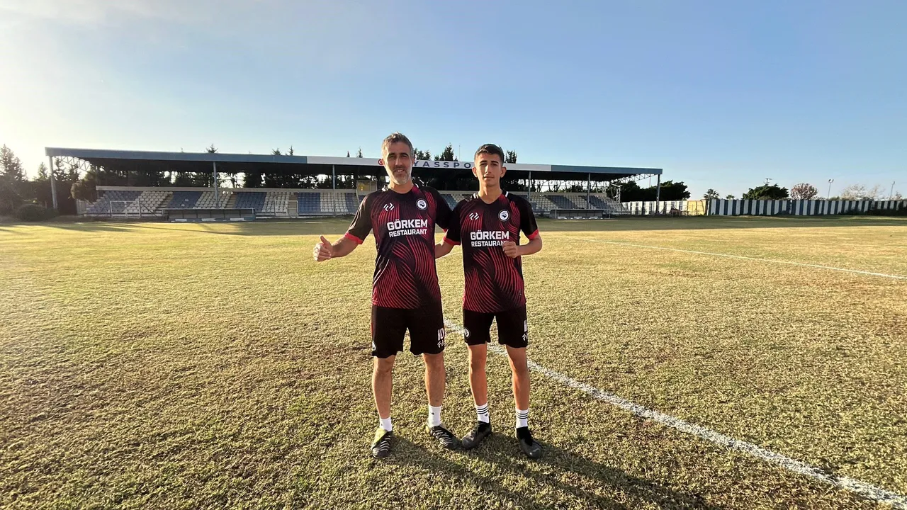 Hayrettin Aykut ile 16 yaşındaki oğlu Enes Aykut, beraber aynı takımda oynuyorlar