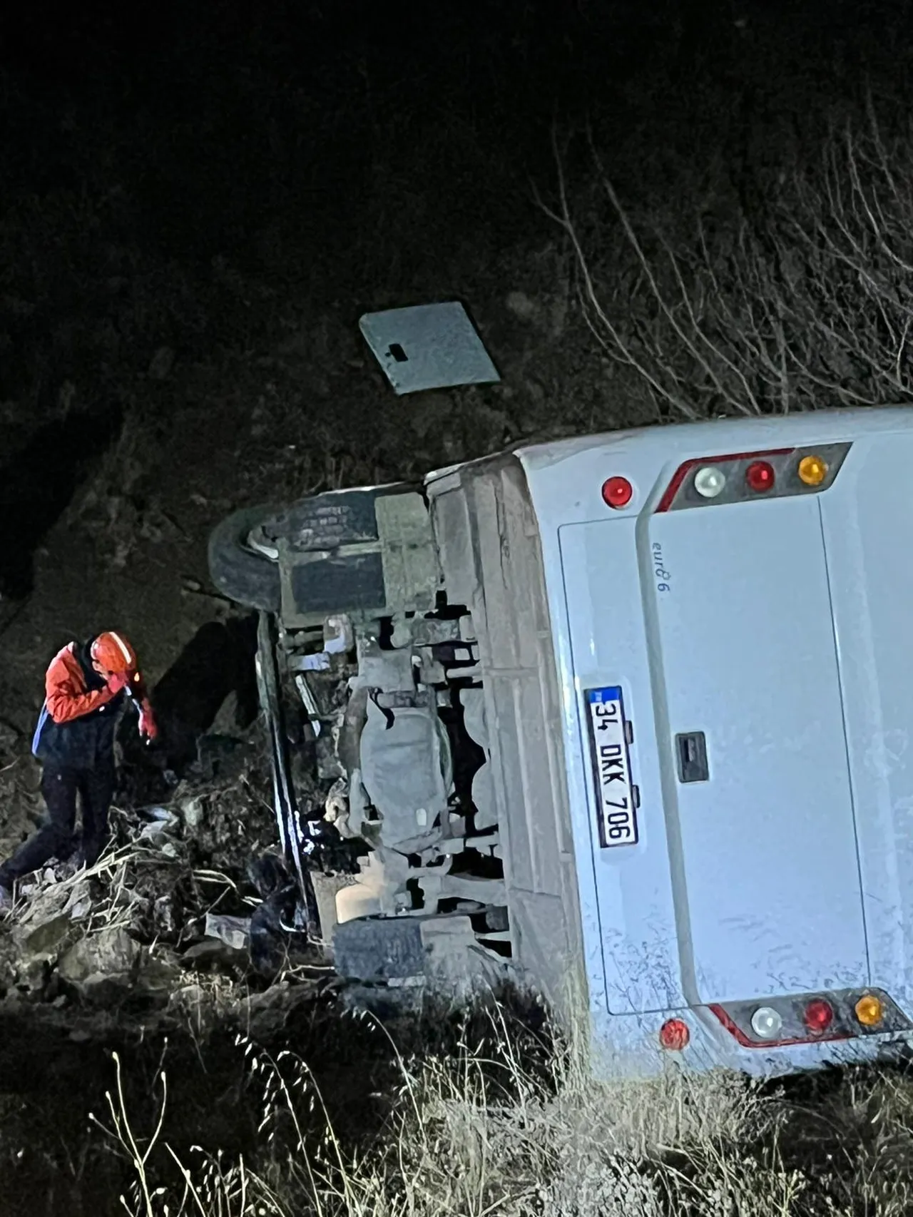 İşçileri taşıyan midibüs devrildi! Çok sayıda yaralı var
