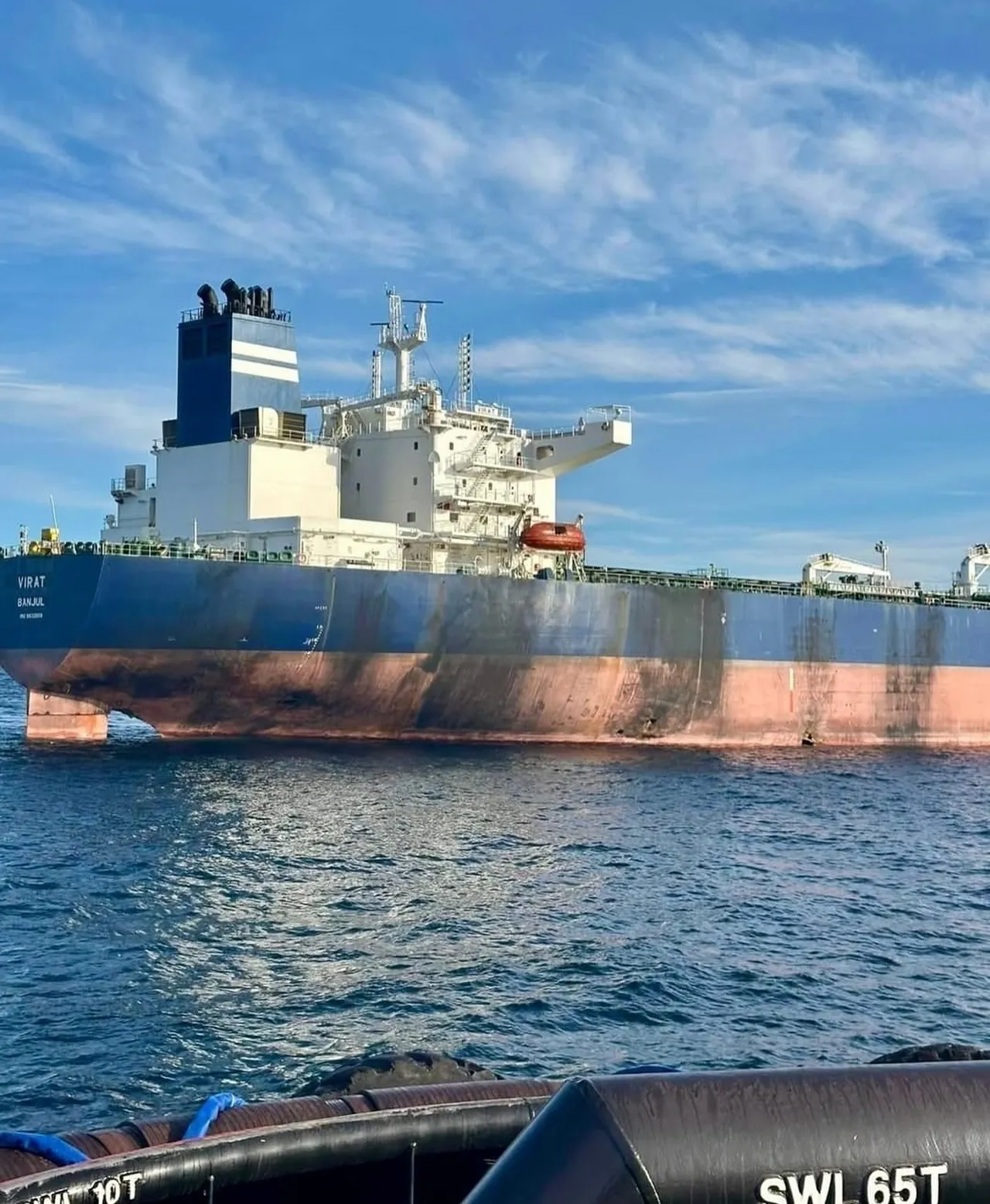 Kastamonu açıklarında isabet alan "Virat" isimli gemi Türkeli'ye çekiliyor