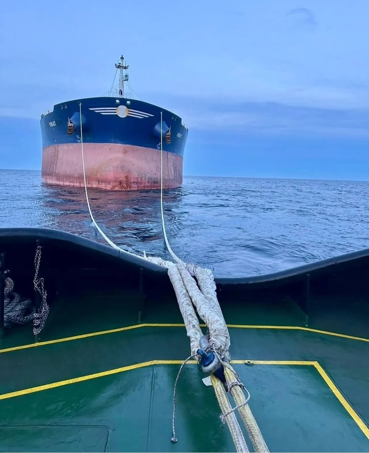 Kastamonu açıklarında isabet alan "Virat" isimli gemi Türkeli'ye çekiliyor