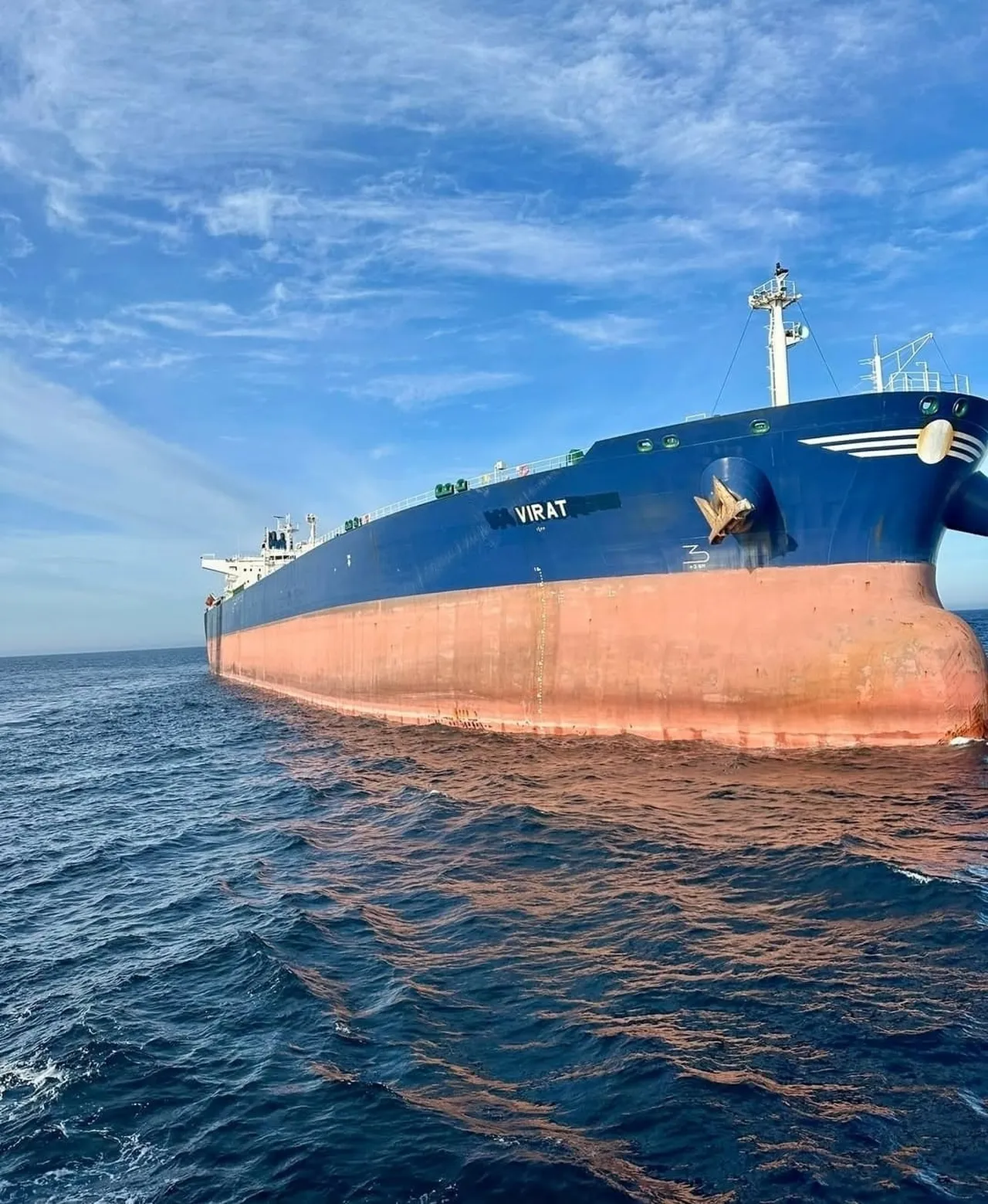 Kastamonu açıklarında isabet alan "Virat" isimli gemi Türkeli'ye çekiliyor