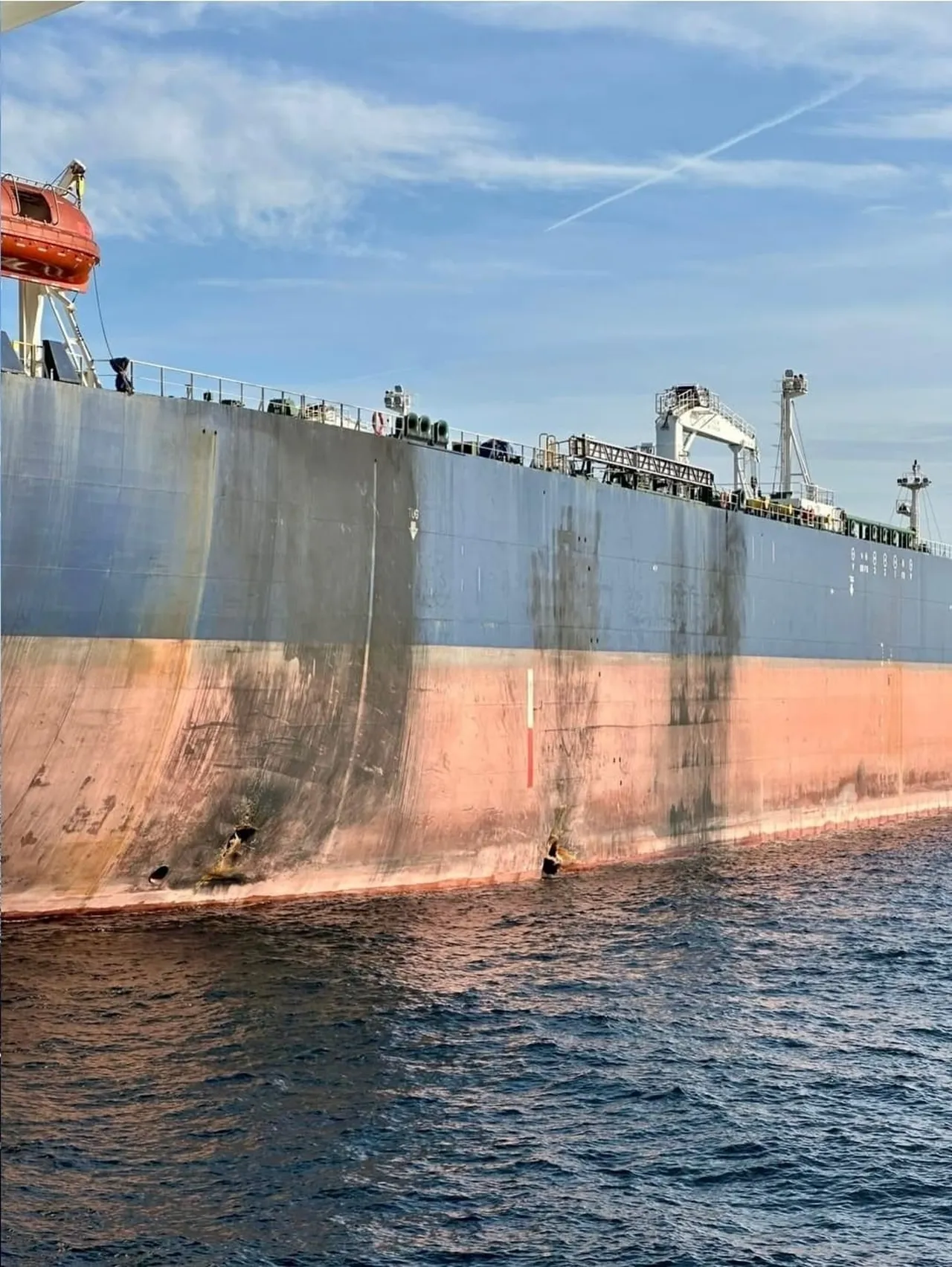 Kastamonu açıklarında isabet alan "Virat" isimli gemi Türkeli'ye çekiliyor