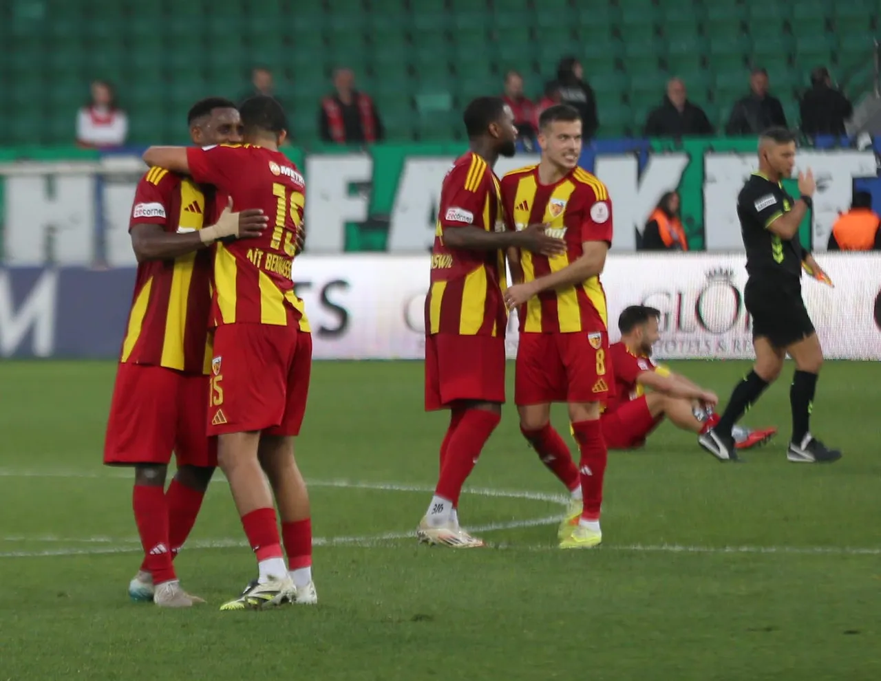 Kayserisporlu oyuncular maç sonunda büyük sevinç yaşadı