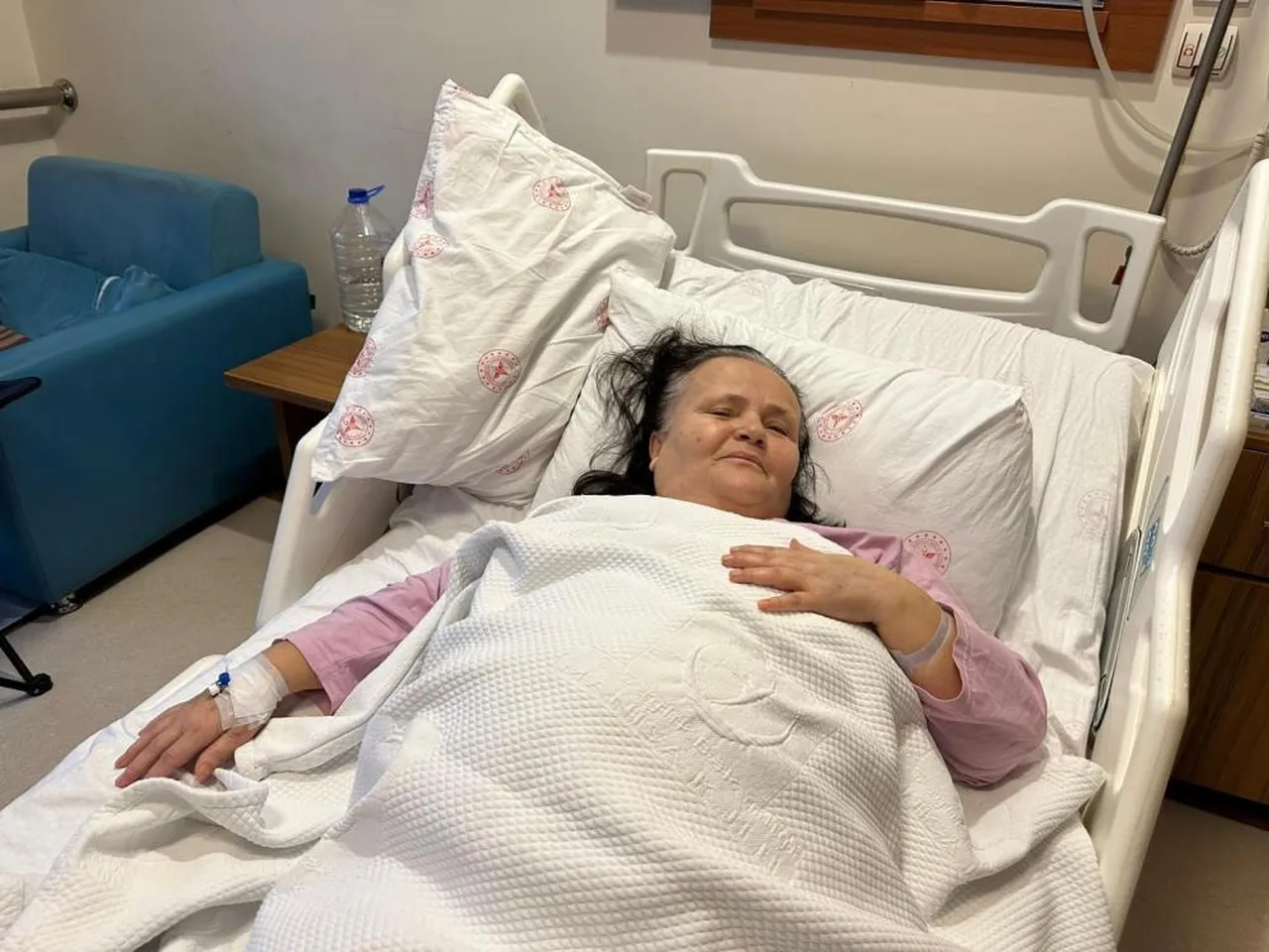 Kendisi bile şaşırdı! Safra kesesinden binlerce taş çıkarıldı