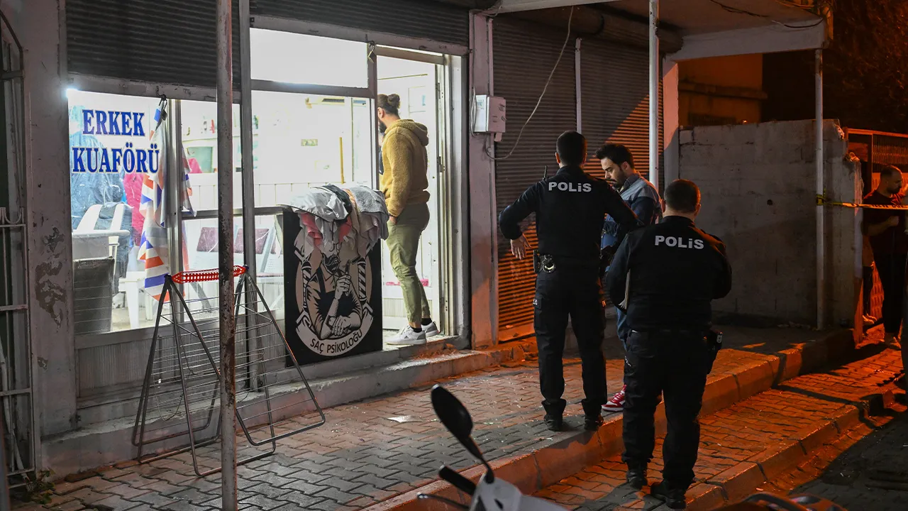 Kuaföre tıraş için gittiler, çatışmaya girdiler! Çok sayıda yaralı var