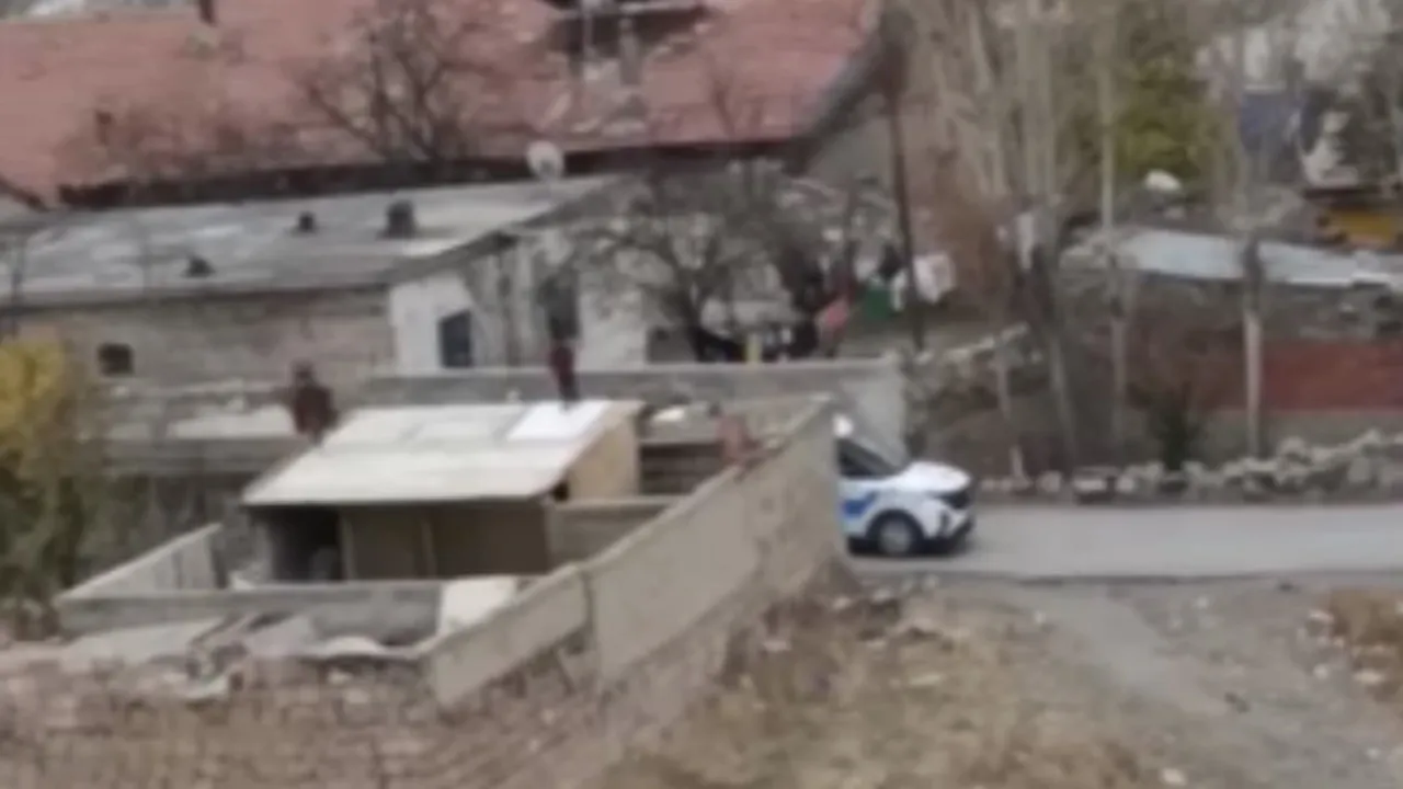 Mahalleli korku içinde! Bir aile yoldan geçen herkesi taşlıyor