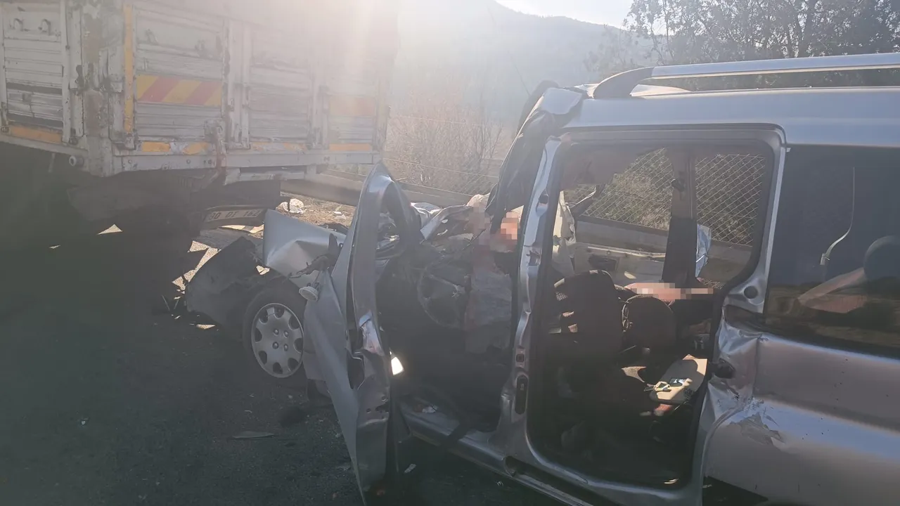 Mersinde feci kaza! 3 kişi öldü, 3 kişi de yaralandı