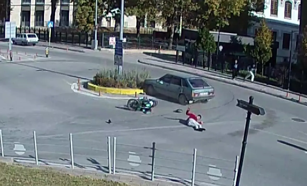 Motosikletli havada takla attı, ilk yaptığı şey fırlayan ayakkabısını giymek oldu