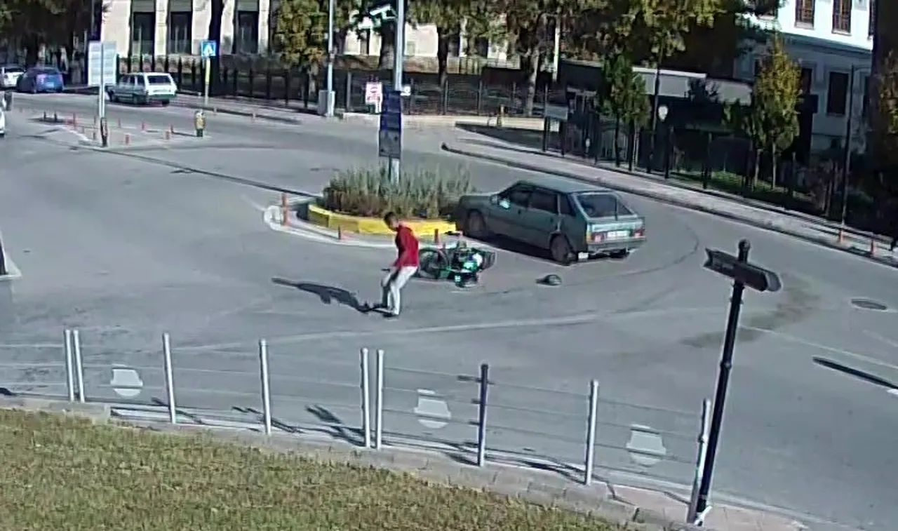 Motosikletli havada takla attı, ilk yaptığı şey fırlayan ayakkabısını giymek oldu