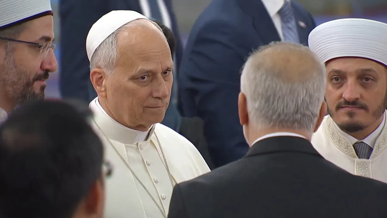 Papa 14. Leo, Sultanahmet Camii'nde! Bakan Ersoy da eşlik etti