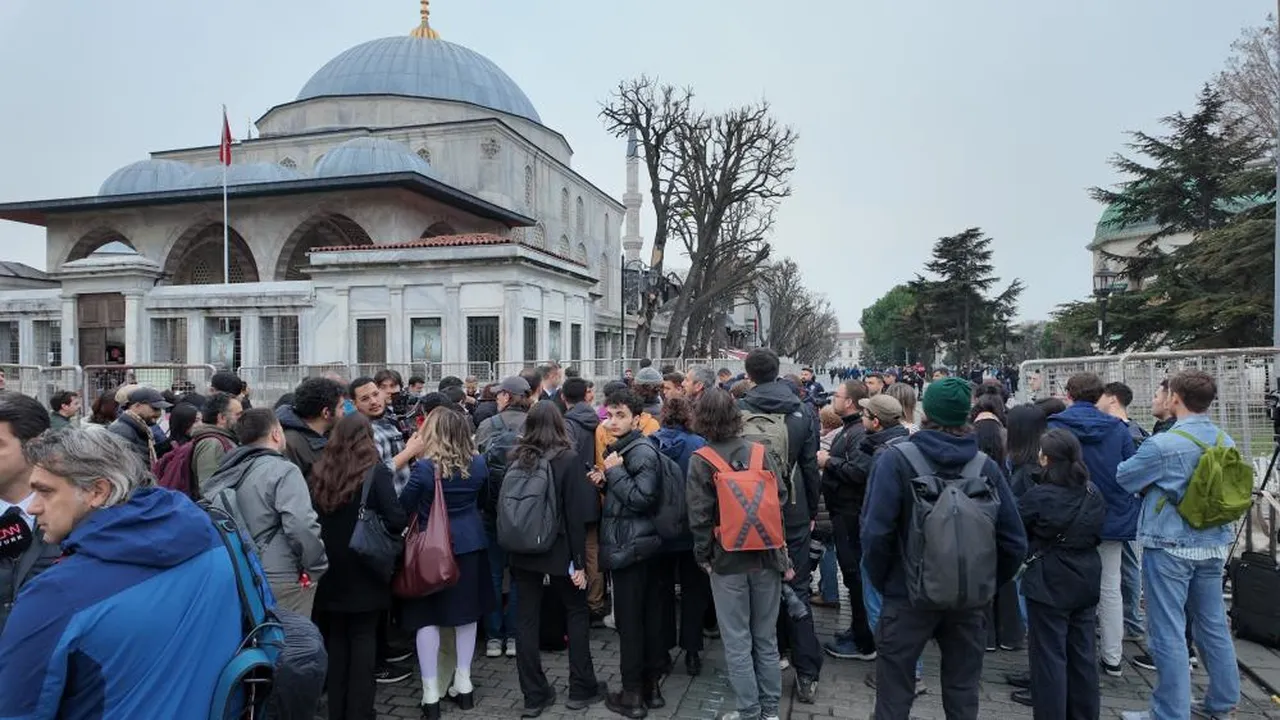 Papa 14. Leo, Sultanahmet Camii'nde! Bakan Ersoy da eşlik etti