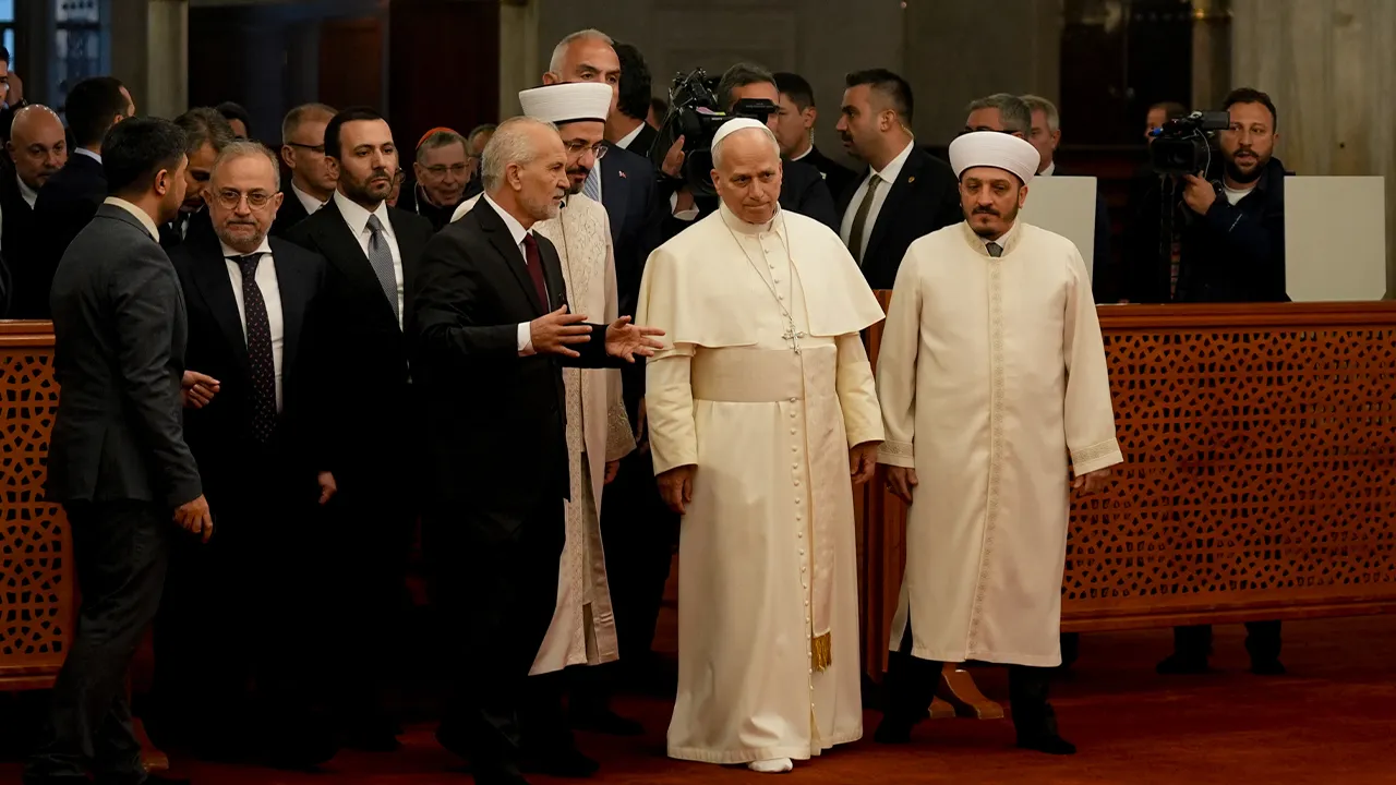 Papa 14. Leo, Sultanahmet Camii'nde! Bakan Ersoy da eşlik etti