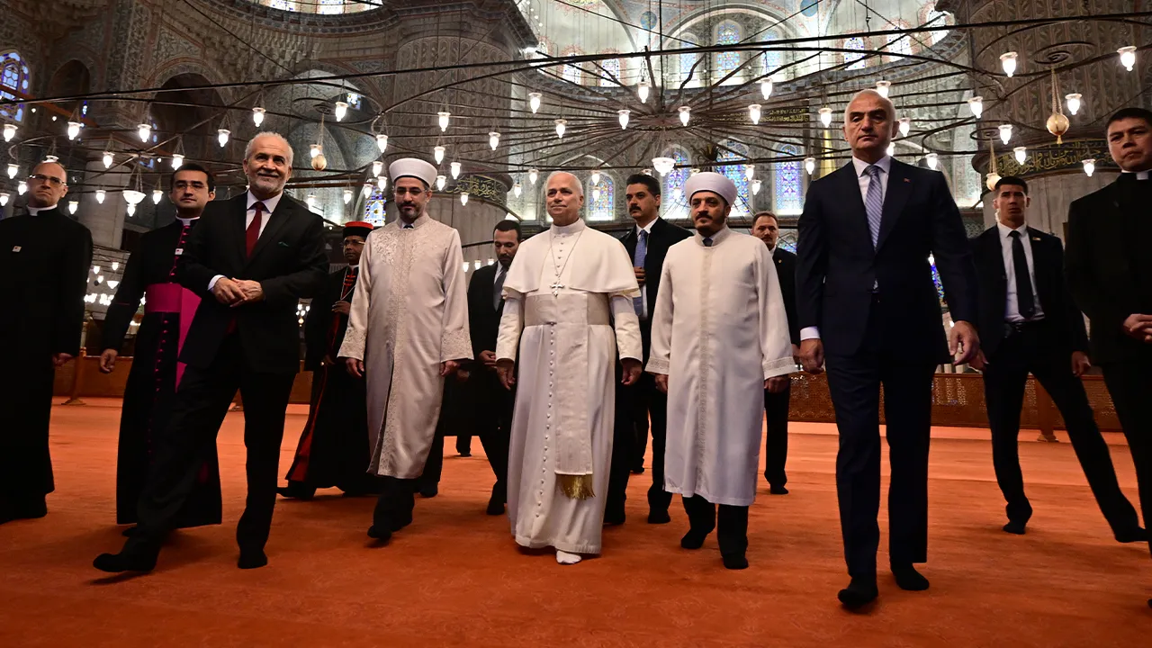 Papa 14. Leo, Sultanahmet Camii'nde! Bakan Ersoy da eşlik etti