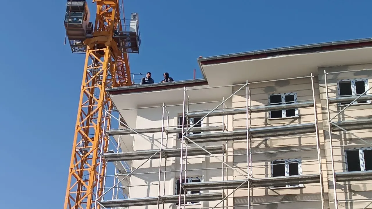 Parasını alamayan 2 işçi intihara kalkıştı! Mesai arkadaşları çalışmaya devam etti