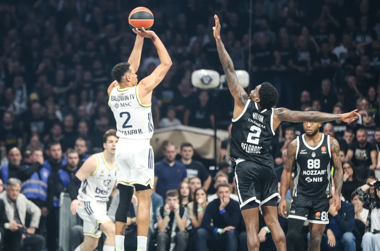 Partizan'a 40 bin euro para ve tribün kapatma cezası verildi