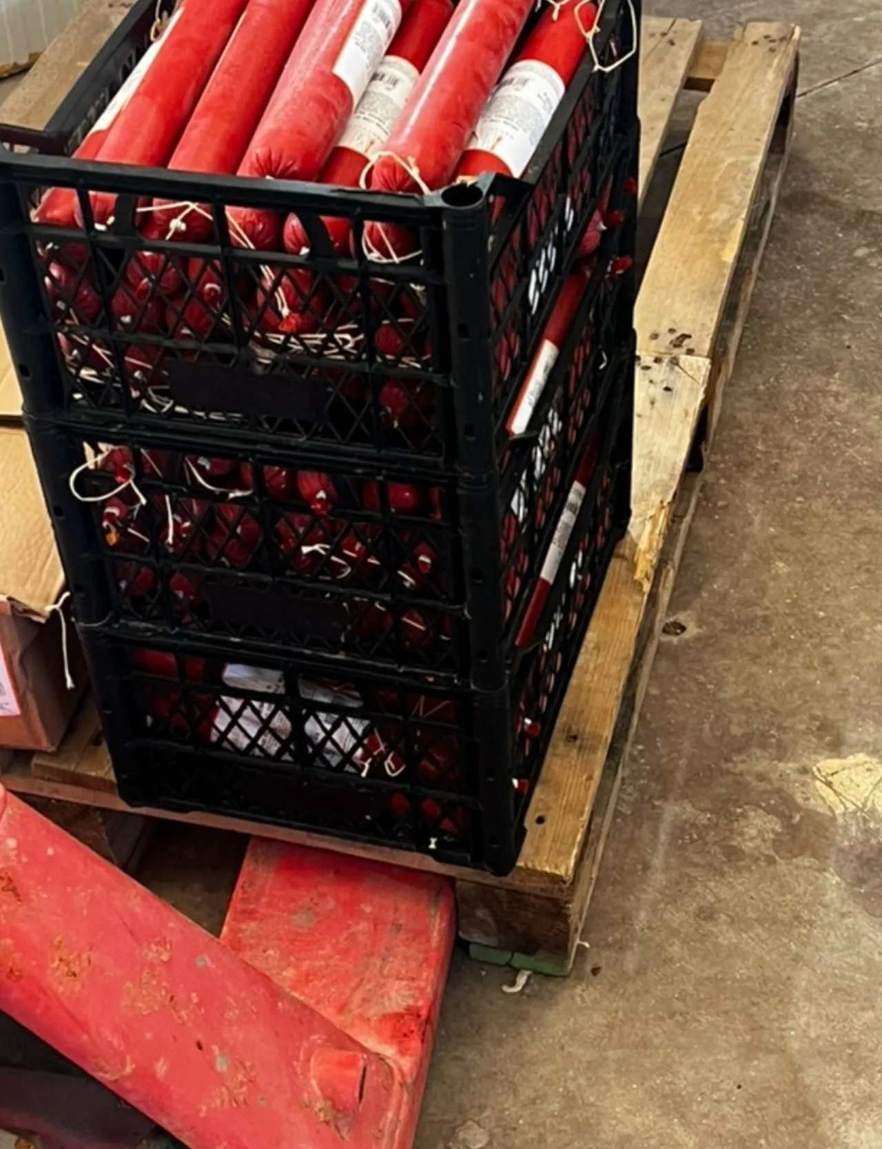 Peynir, ketçap, sucuk... Yüzlerce kilo bozuk ürün toprağa gömülerek imha edildi