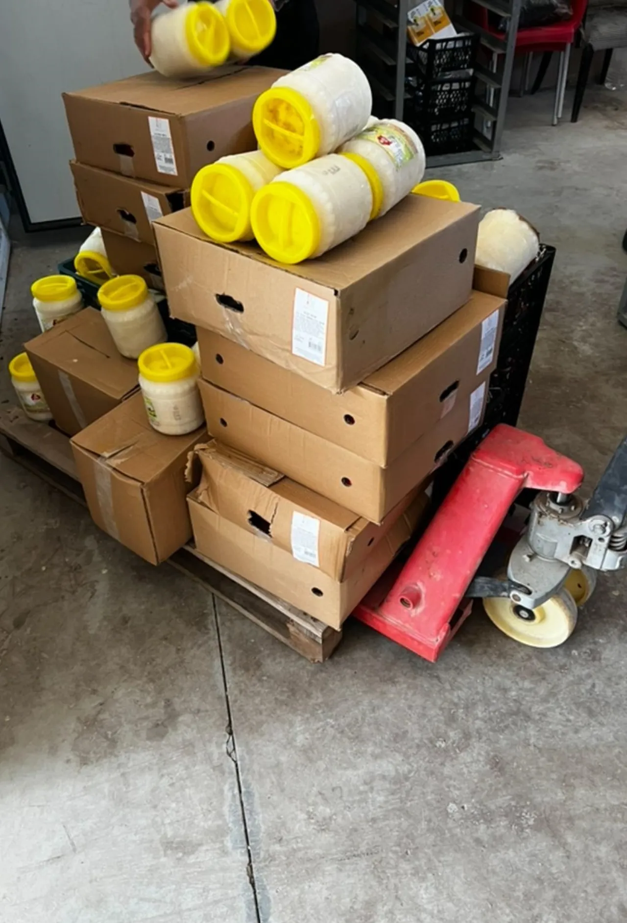 Peynir, ketçap, sucuk... Yüzlerce kilo bozuk ürün toprağa gömülerek imha edildi