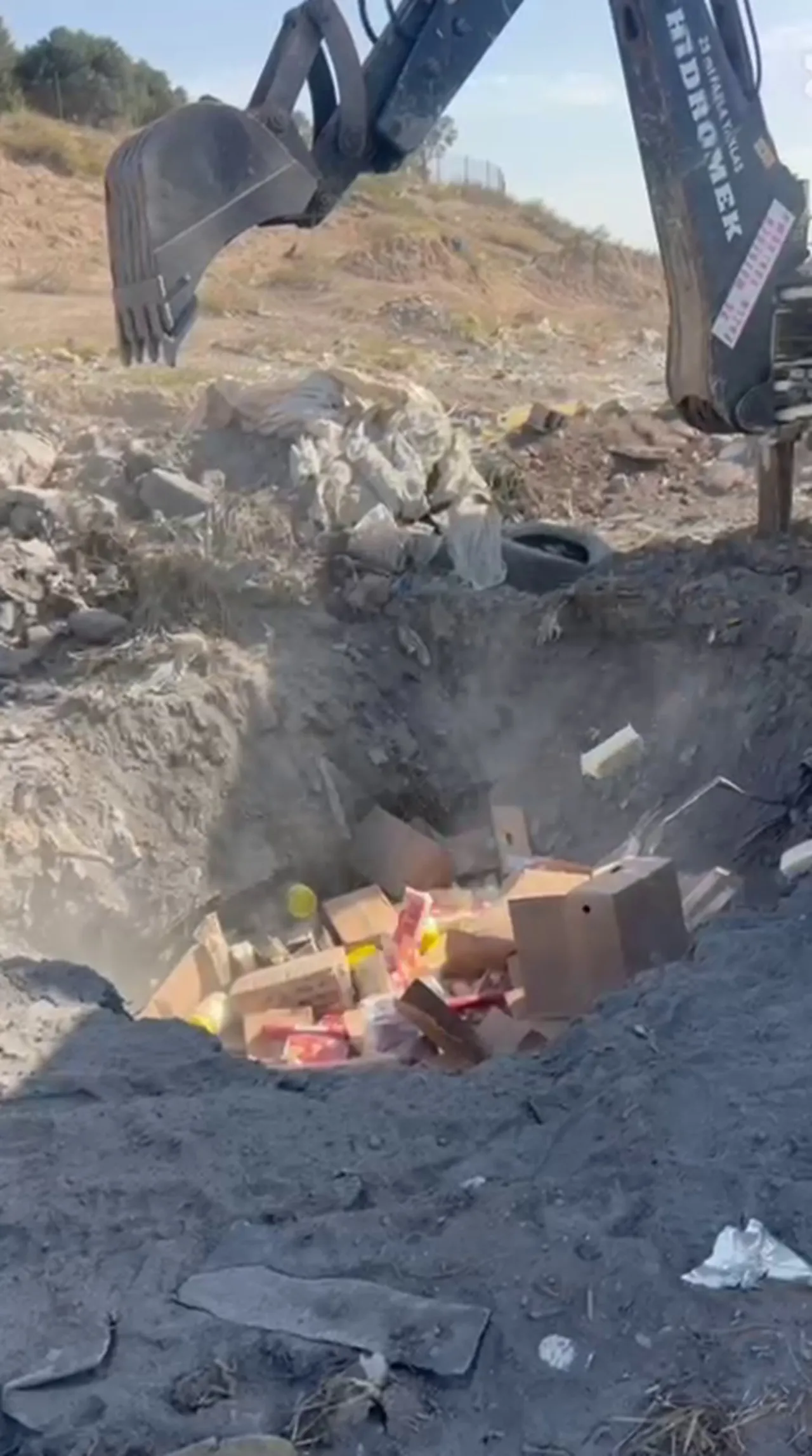 Peynir, ketçap, sucuk... Yüzlerce kilo bozuk ürün toprağa gömülerek imha edildi