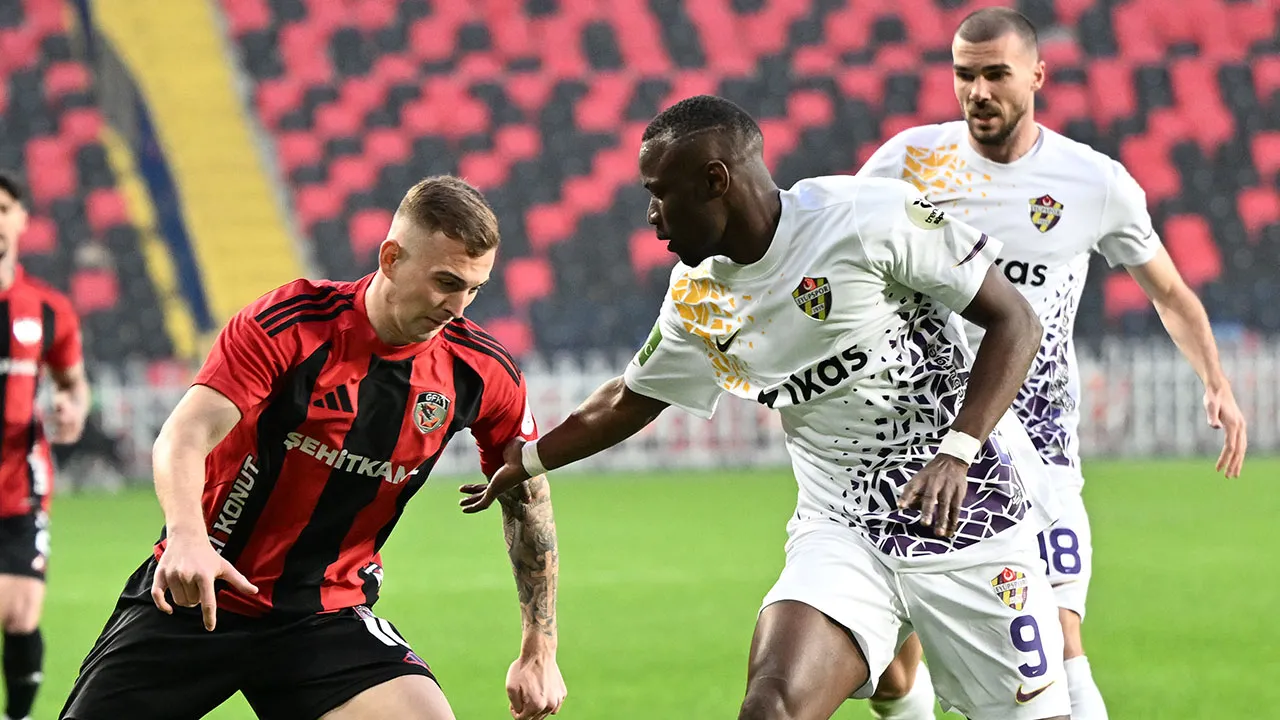 Süper Lig'de enteresan maç! Kaleci kavgayı ayırmaya gitti, topu filelerinde gördü