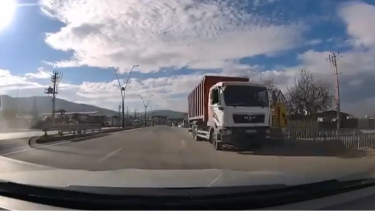 Ters şeritte son sürat giden kamyon faciaya davetiye çıkardı! O anlar kamerada