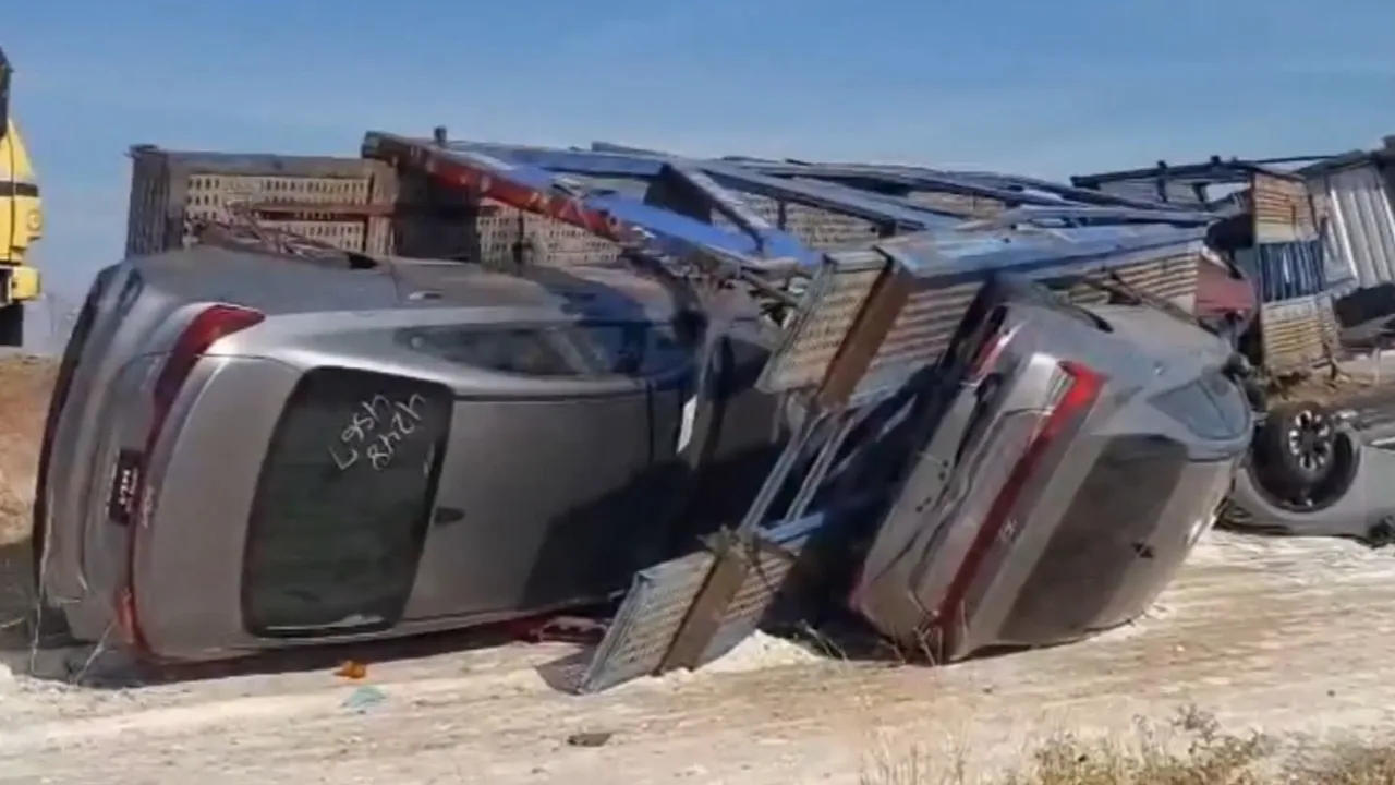 Tır devrildi, milyonluk sıfır araçlar hasar gördü