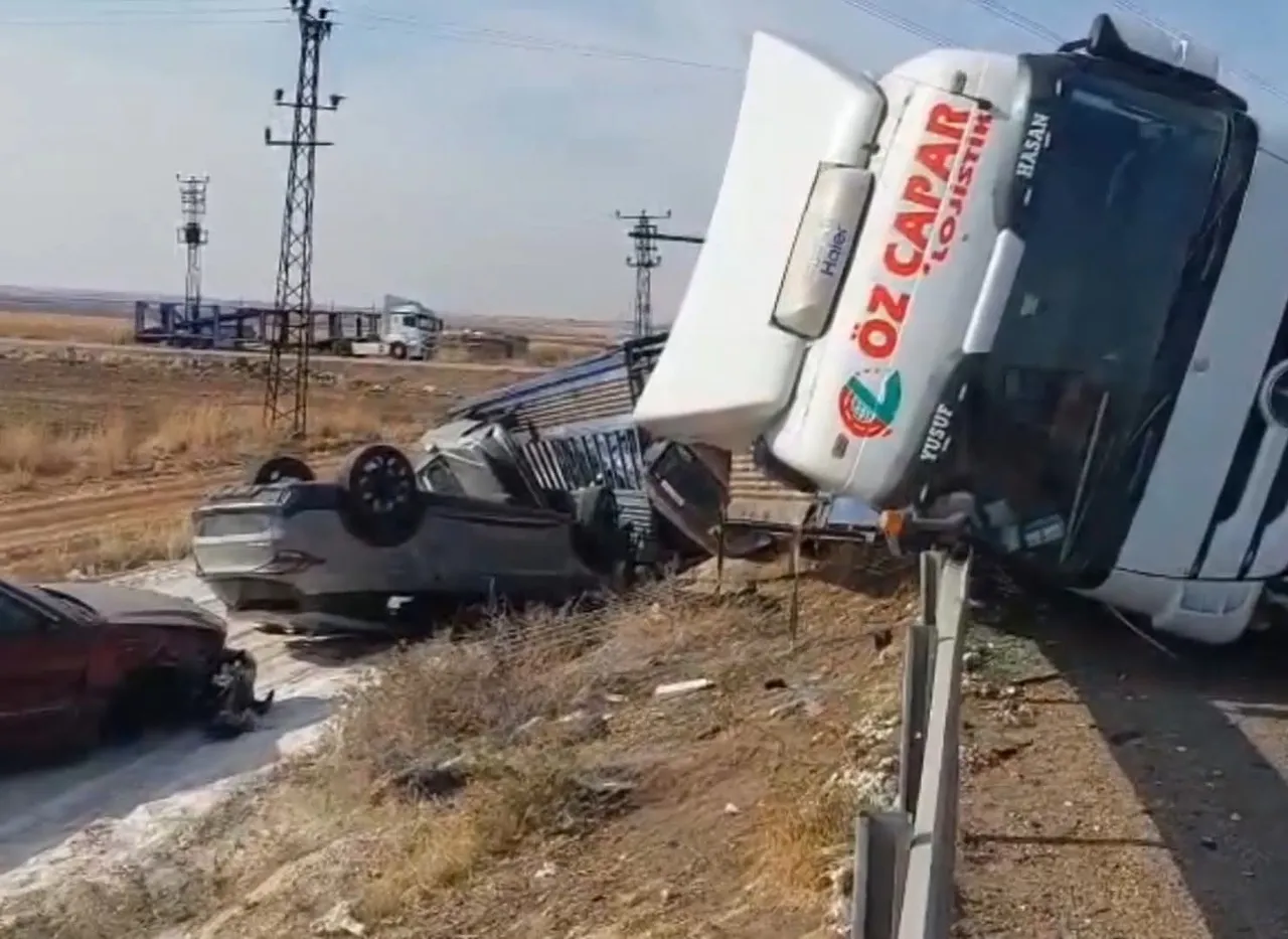 Tır devrildi, milyonluk sıfır araçlar hasar gördü