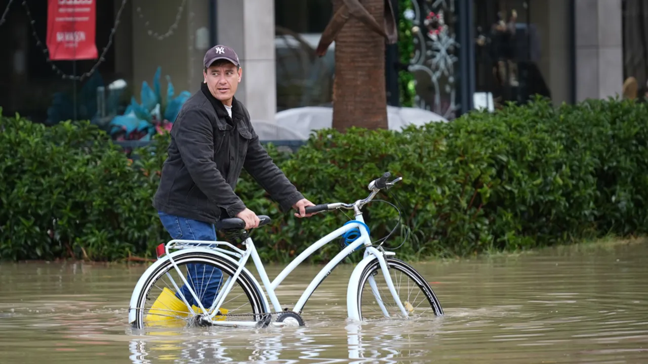 YOLLAR GÖLE DÖNDÜ